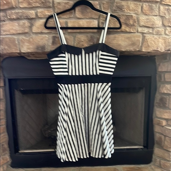 Dresses & Skirts - NWT black & white striped midi dress. Size large